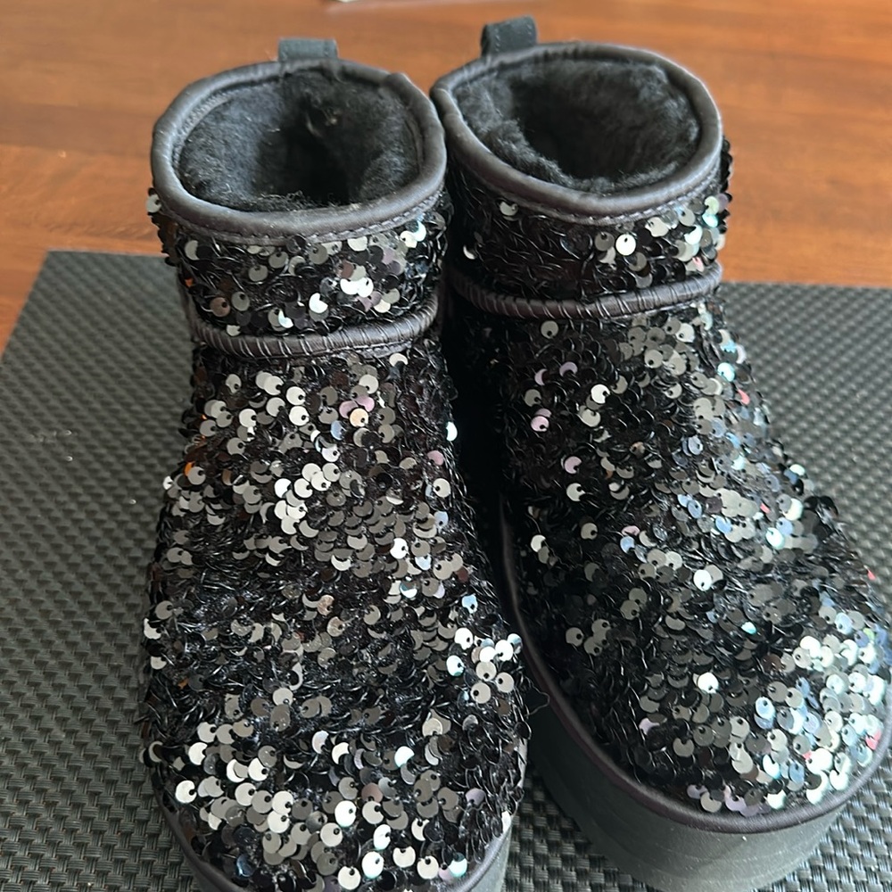 Black sequin platform Ugg ultra mini boots sz 8